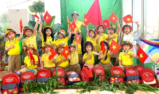 BÉ TẬP LÀM CHÚ BỘ ĐỘI