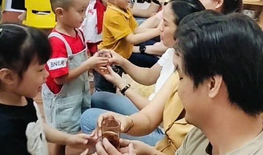NGÀY HỘI TRI ÂN CÁC BÉ RÓT NƯỚC MỜI CHA MẸ