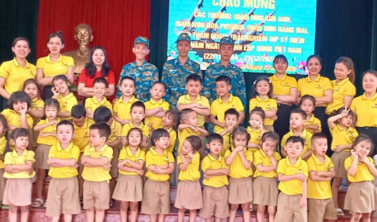 Các Bé Mầm Non Nắng Mai Chụp Hình Với Chú Bộ Đội