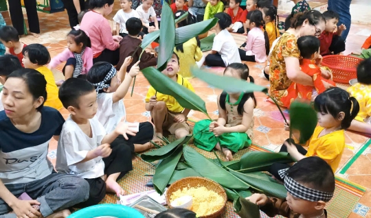 LỄ HỘI NGÀY TẾT CÁC BÉ TẬP LÀM BÁNH CHƯNG TẶNG CHO CHA MẸ 