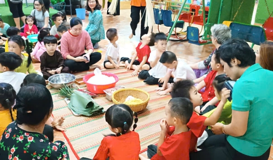 LỄ HỘI NGÀY TẾT CÁC BÉ TẬP LÀM BÁNH CHƯNG TẶNG CHO CHA MẸ