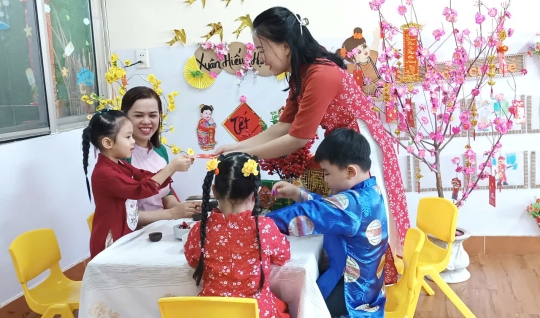 Các Cô Hướng Dẫn Các Con Các Lễ Nghi Ngày Tết 