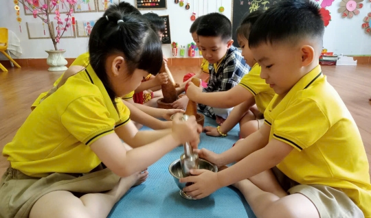 Các bé làm muối gừng tại trường để về nhà ngâm nước ấm xoa bóp tay chân cho ông bà cha mẹ 