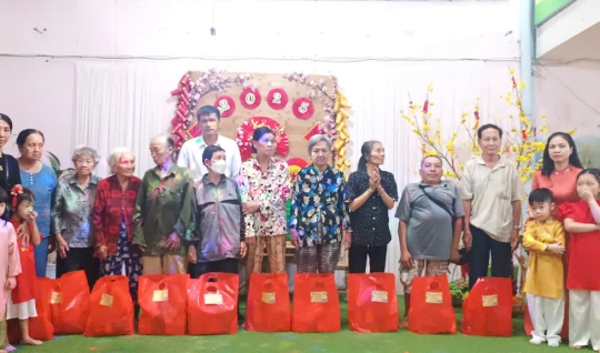 Xuân Chia Sẻ Và Trao Cho Người Lớn Những Món Quà Ý Nghĩa