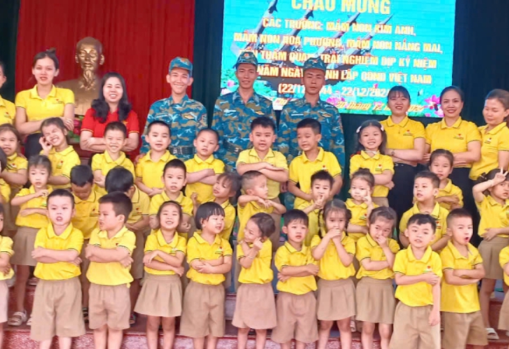 Các Bé Mầm Non Nắng Mai Chụp Hình Với Chú Bộ Đội